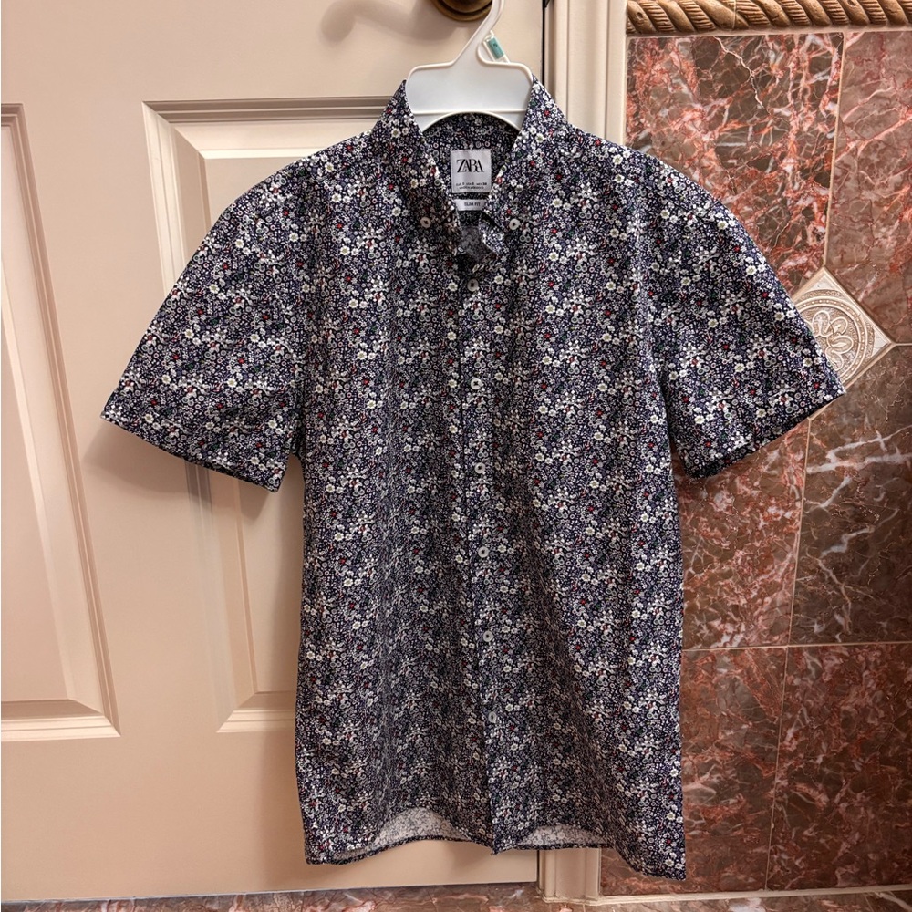 Zara Men's Blue and White Patterned Shirt